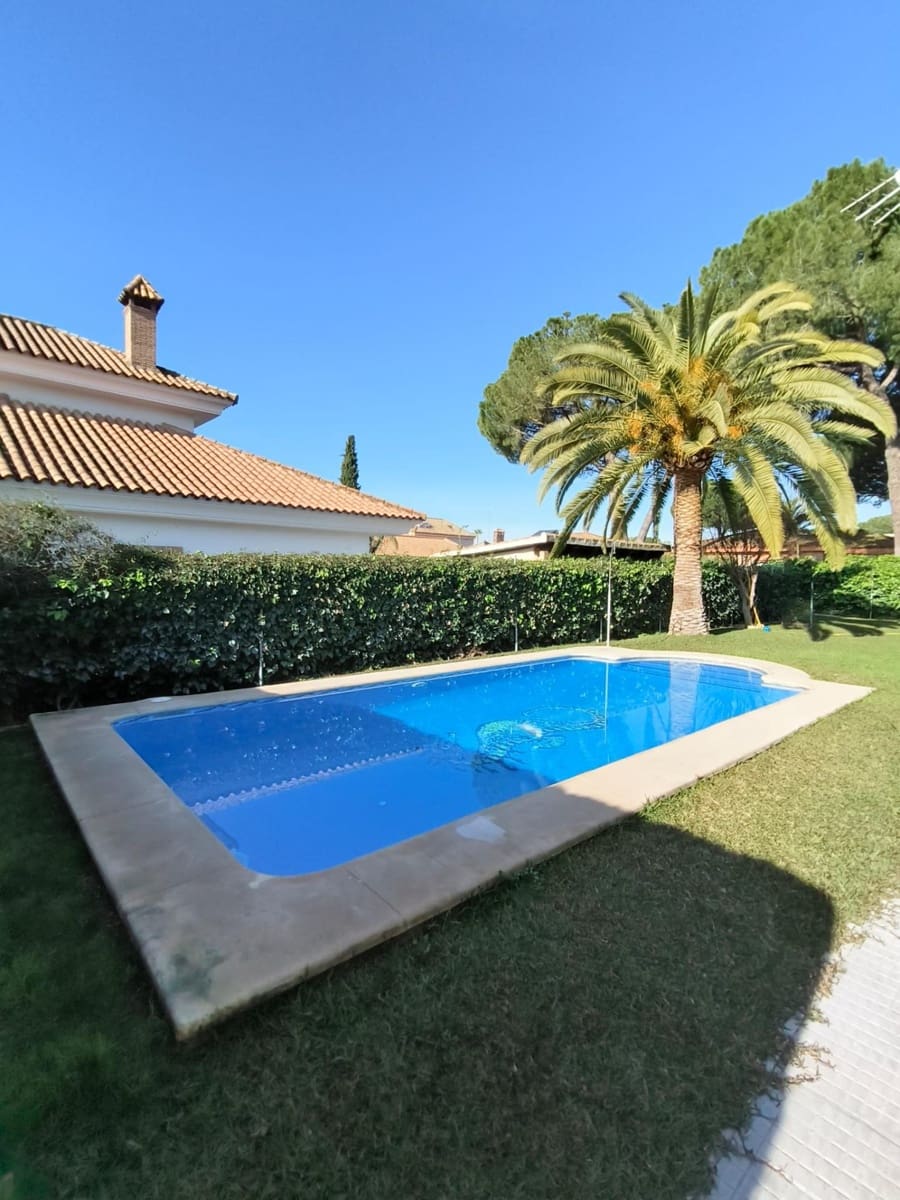 4 bedroom Villa for sale in Carmona with pool garage - € 450,000 (Ref: 9533819)
