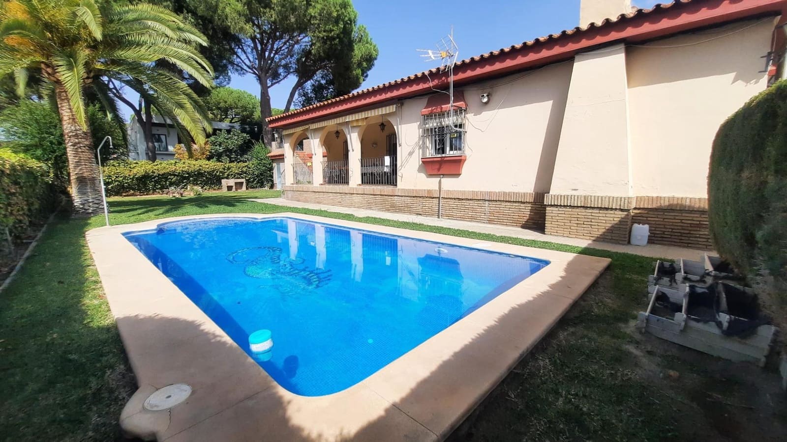 4 bedroom Villa for sale in Carmona with pool garage - € 450,000 (Ref: 9533819)