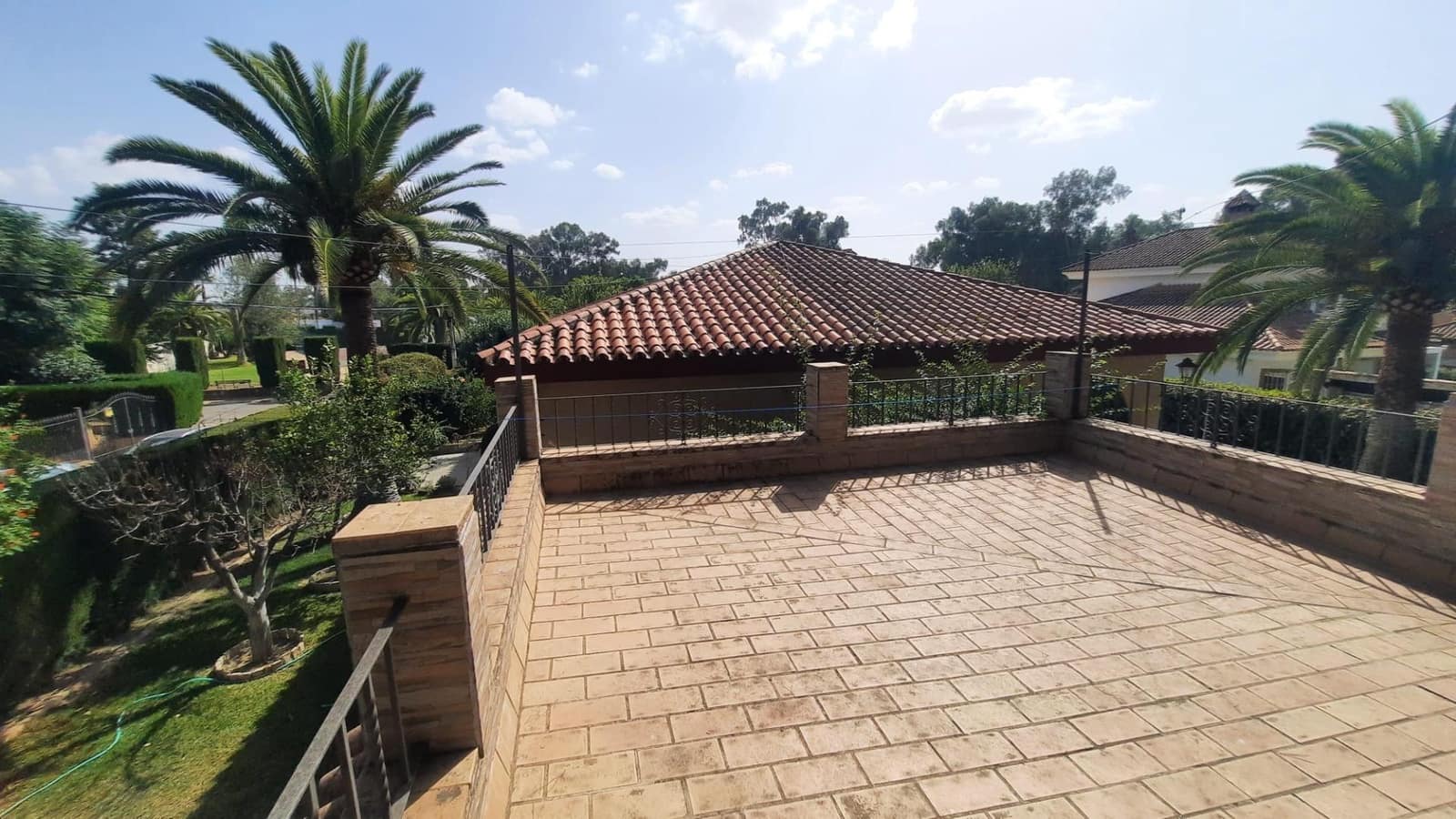 4 bedroom Villa for sale in Carmona with pool garage - € 450,000 (Ref: 9533819)