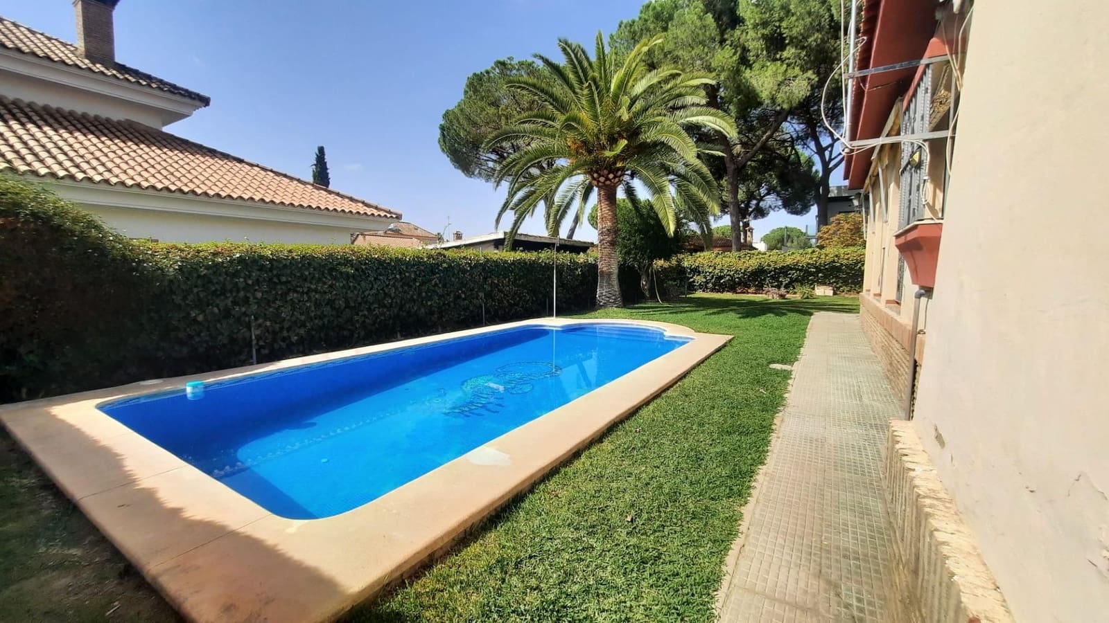 4 bedroom Villa for sale in Carmona with pool garage - € 450,000 (Ref: 9533819)