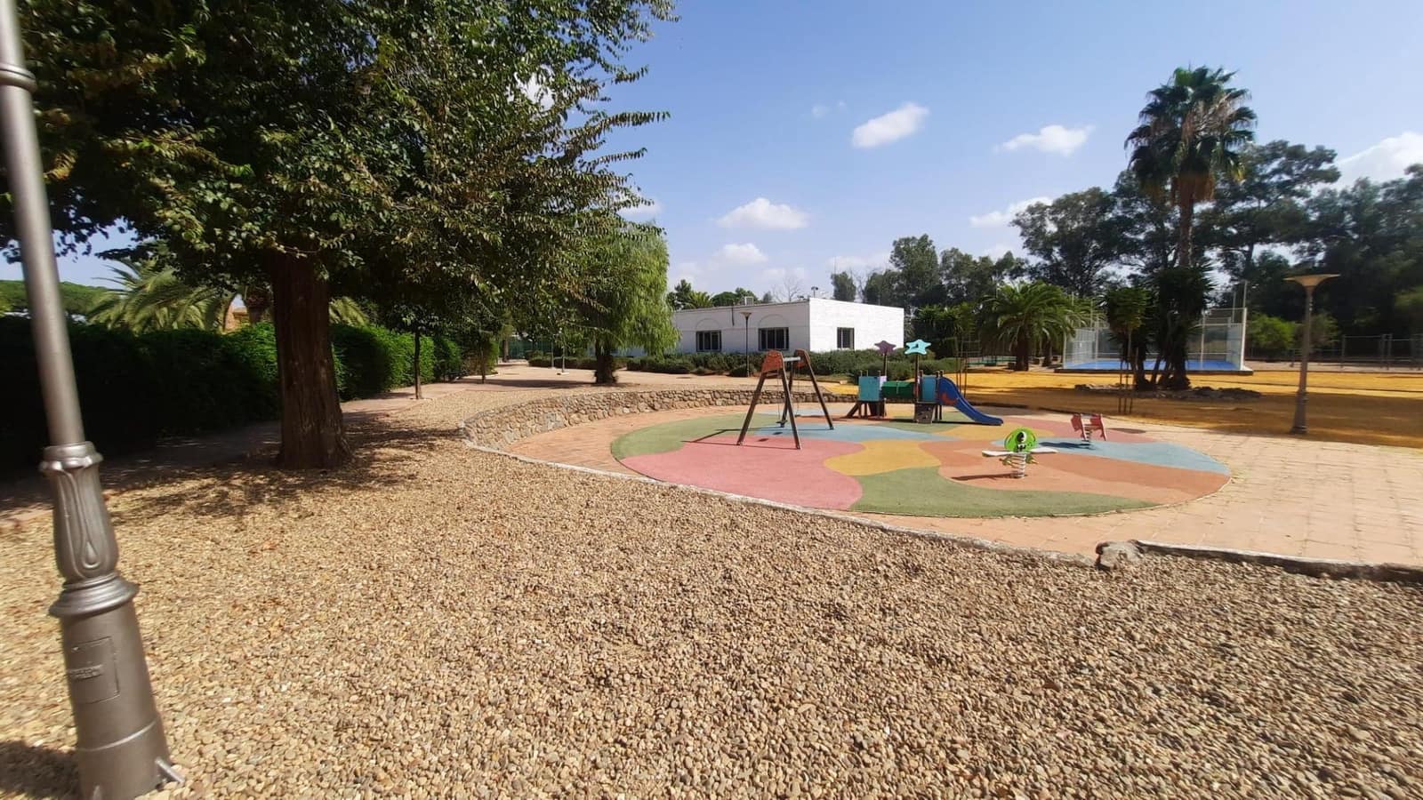 4 bedroom Villa for sale in Carmona with pool garage - € 450,000 (Ref: 9533819)