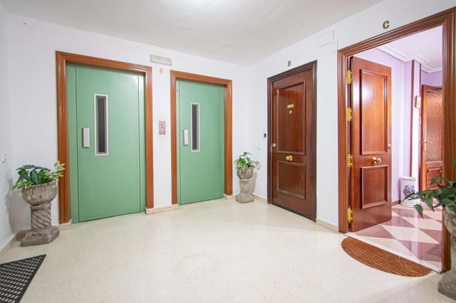 4 makuuhuone Asunto myytävänä paikassa Sevilla kaupunki - 195 000 € (Ref: 9536006)