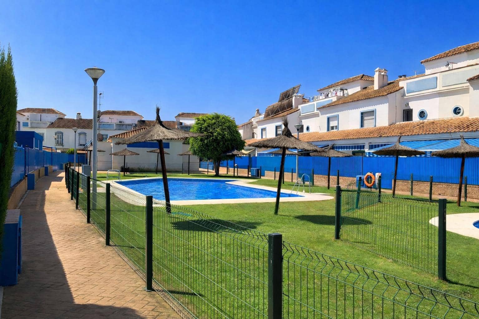 4 soveværelse Rækkehus til salg i Coria del Rio med swimmingpool - € 229.000 (Ref: 9541198)