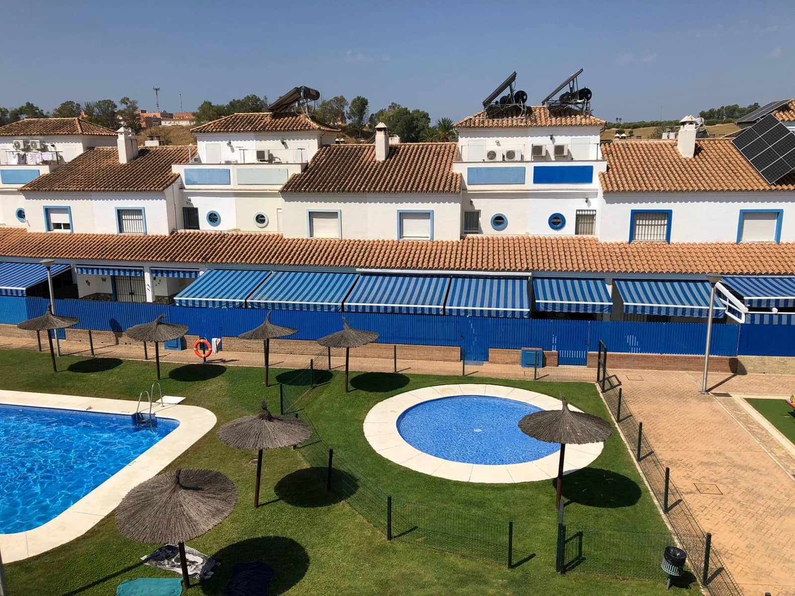 4 soveværelse Rækkehus til salg i Coria del Rio med swimmingpool - € 229.000 (Ref: 9541198)