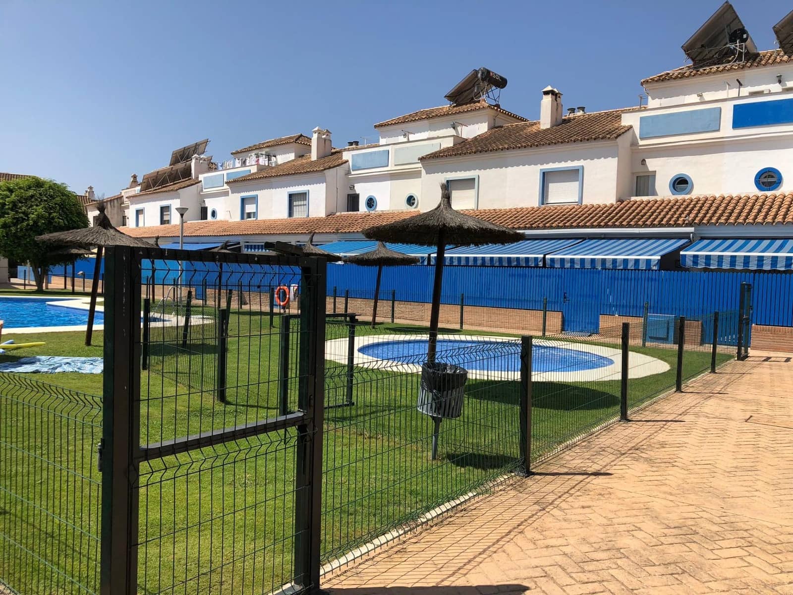 4 soveværelse Rækkehus til salg i Coria del Rio med swimmingpool - € 229.000 (Ref: 9541198)