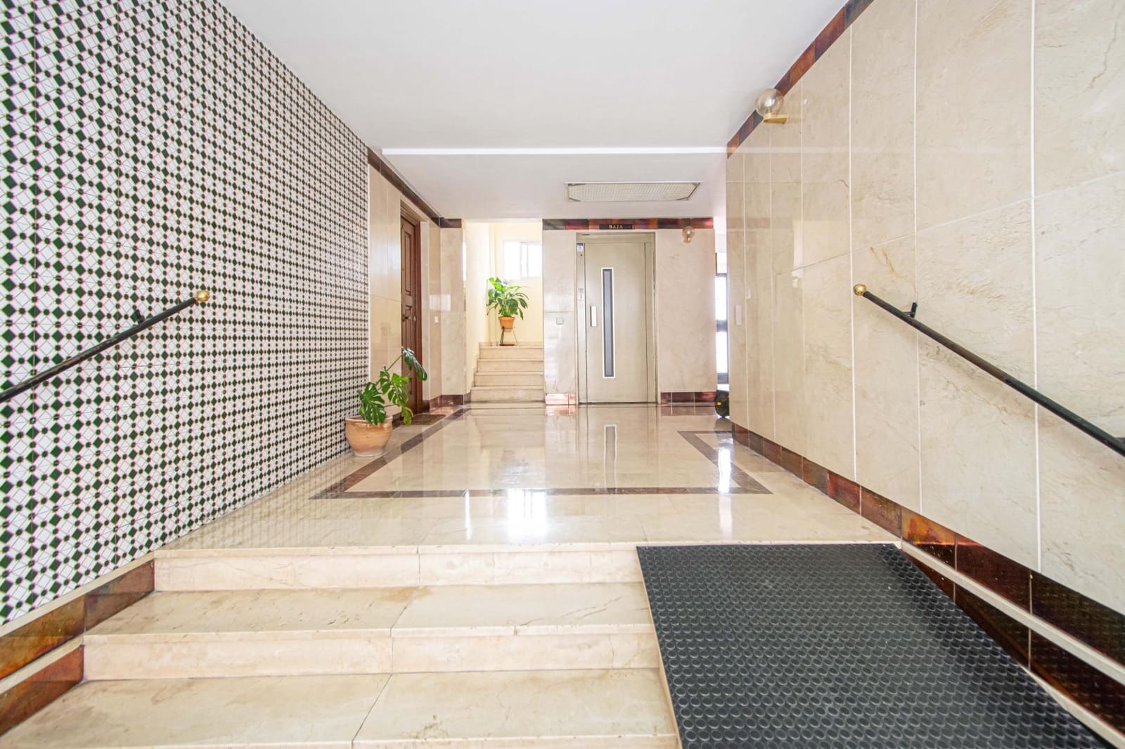 4 bedroom Flat for sale in Seville city - € 450,000 (Ref: 9541199)