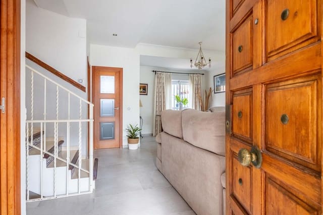 4 soveværelse Rækkehus til salg i Sevilla by med garage - € 360.000 (Ref: 9543727)