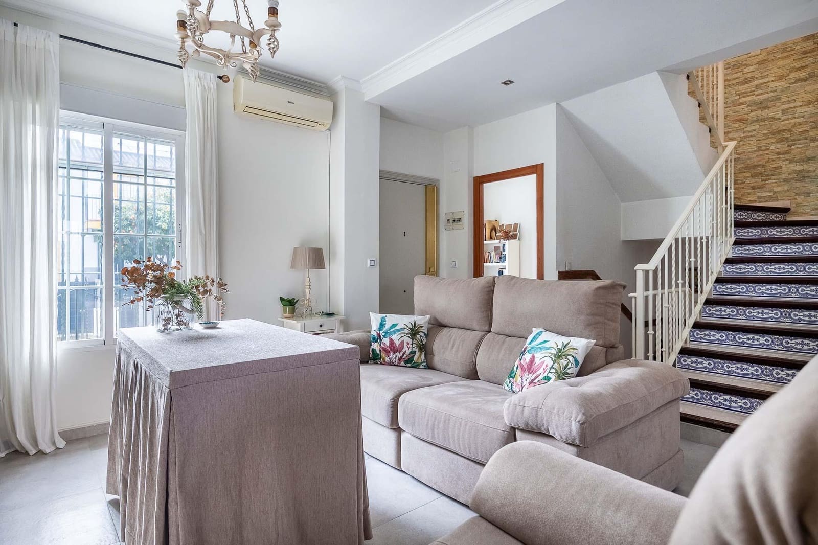 4 soveværelse Rækkehus til salg i Sevilla by med garage - € 360.000 (Ref: 9543727)