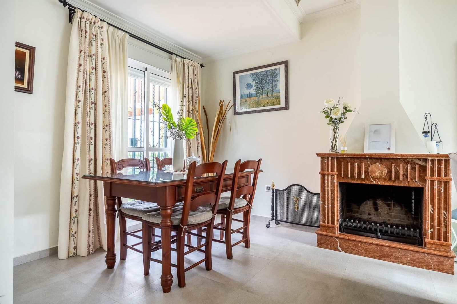 4 soveværelse Rækkehus til salg i Sevilla by med garage - € 360.000 (Ref: 9543727)