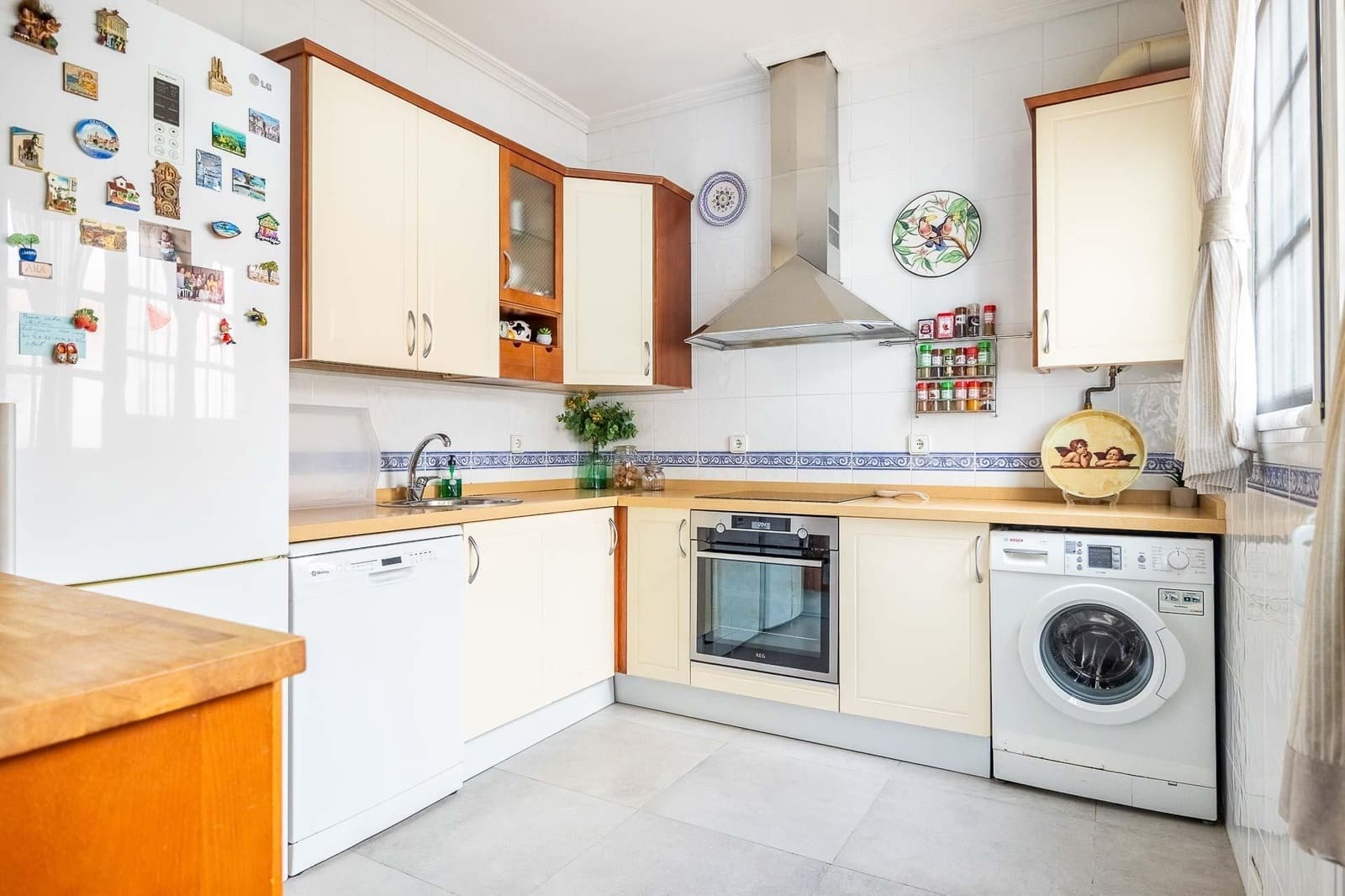 4 soveværelse Rækkehus til salg i Sevilla by med garage - € 360.000 (Ref: 9543727)