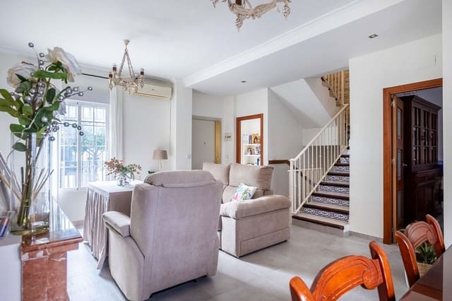 4 soveværelse Rækkehus til salg i Sevilla by med garage - € 360.000 (Ref: 9543727)