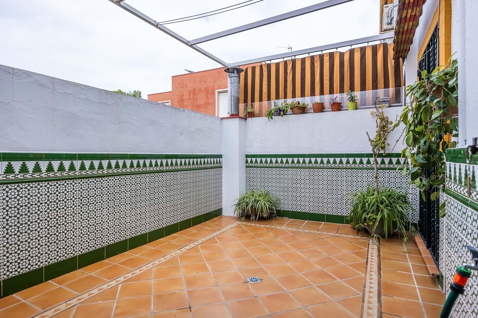 4 soveværelse Rækkehus til salg i Sevilla by med garage - € 360.000 (Ref: 9543727)