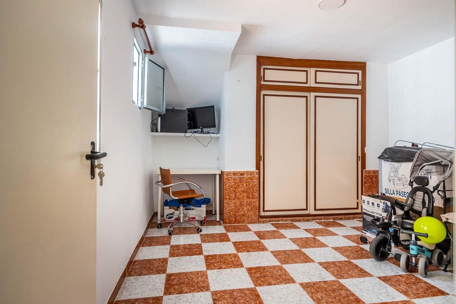 4 soveværelse Rækkehus til salg i Sevilla by med garage - € 360.000 (Ref: 9543727)