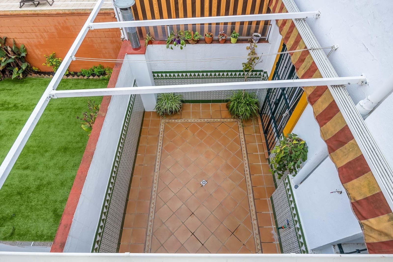 4 soveværelse Rækkehus til salg i Sevilla by med garage - € 360.000 (Ref: 9543727)