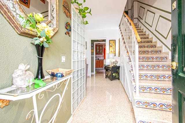 4 soverom Rekkehus til salgs i Montequinto, Dos Hermanas med garasje - € 315 000 (Ref: 9555945)