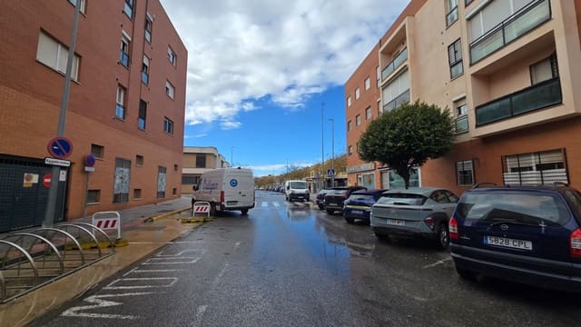 Autotalli myytävänä paikassa Dos Hermanas - 6 750 € (Ref: 9574693)