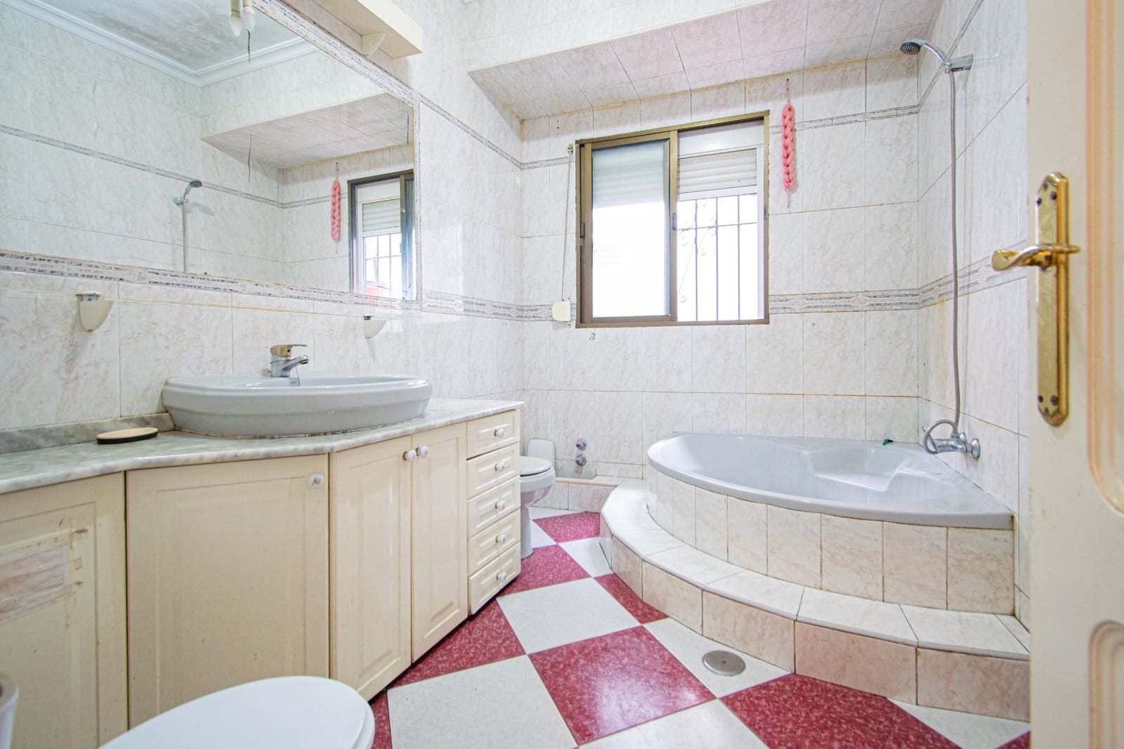 3 bedroom Flat for sale in Seville city - € 125,000 (Ref: 9596234)