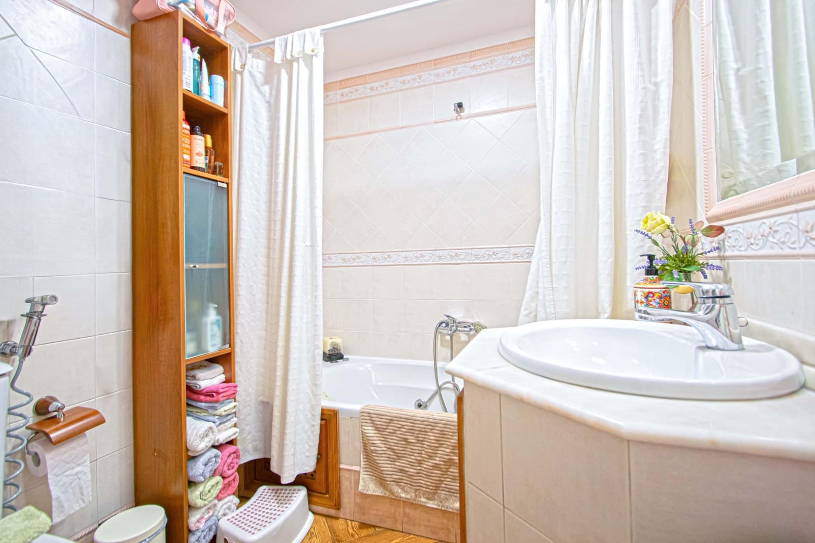 4 bedroom Flat for sale in Seville city with pool garage - € 420,000 (Ref: 9596235)