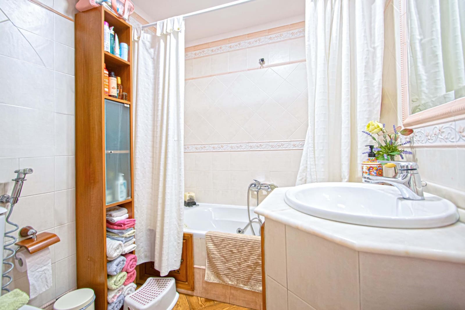 4 bedroom Flat for sale in Seville city with pool garage - € 415,000 (Ref: 9596235)