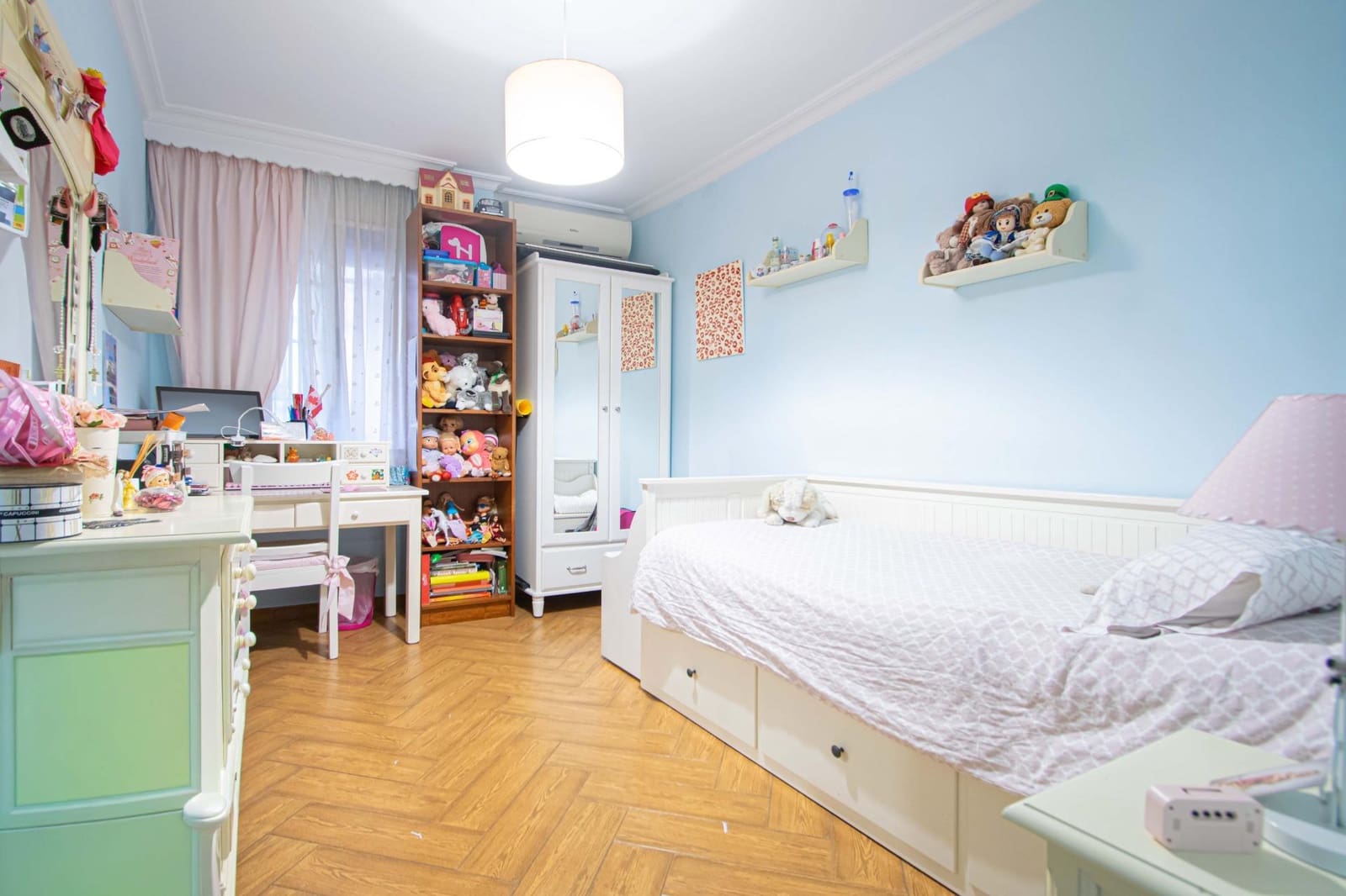 4 bedroom Flat for sale in Seville city with pool garage - € 415,000 (Ref: 9596235)