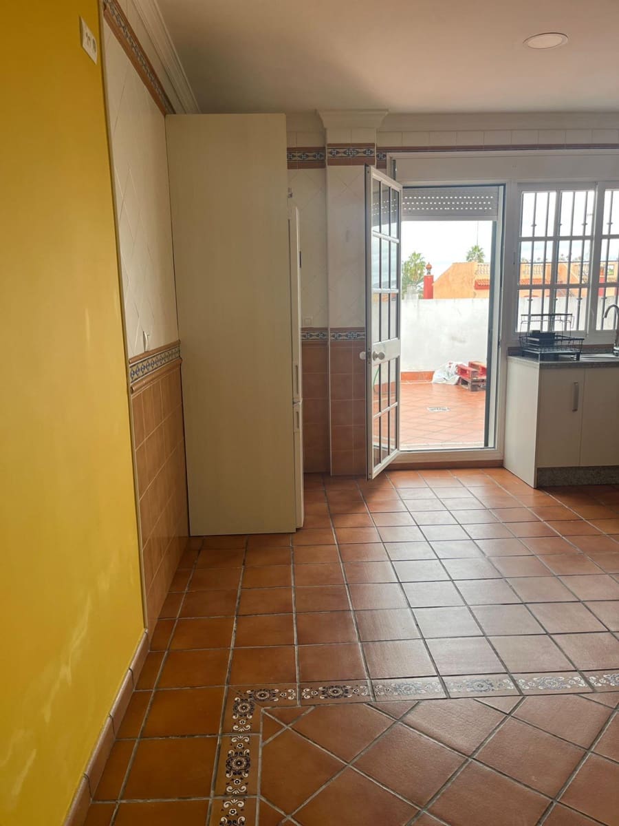3 bedroom Flat for rent in Dos Hermanas - € 850 (Ref: 9608139)