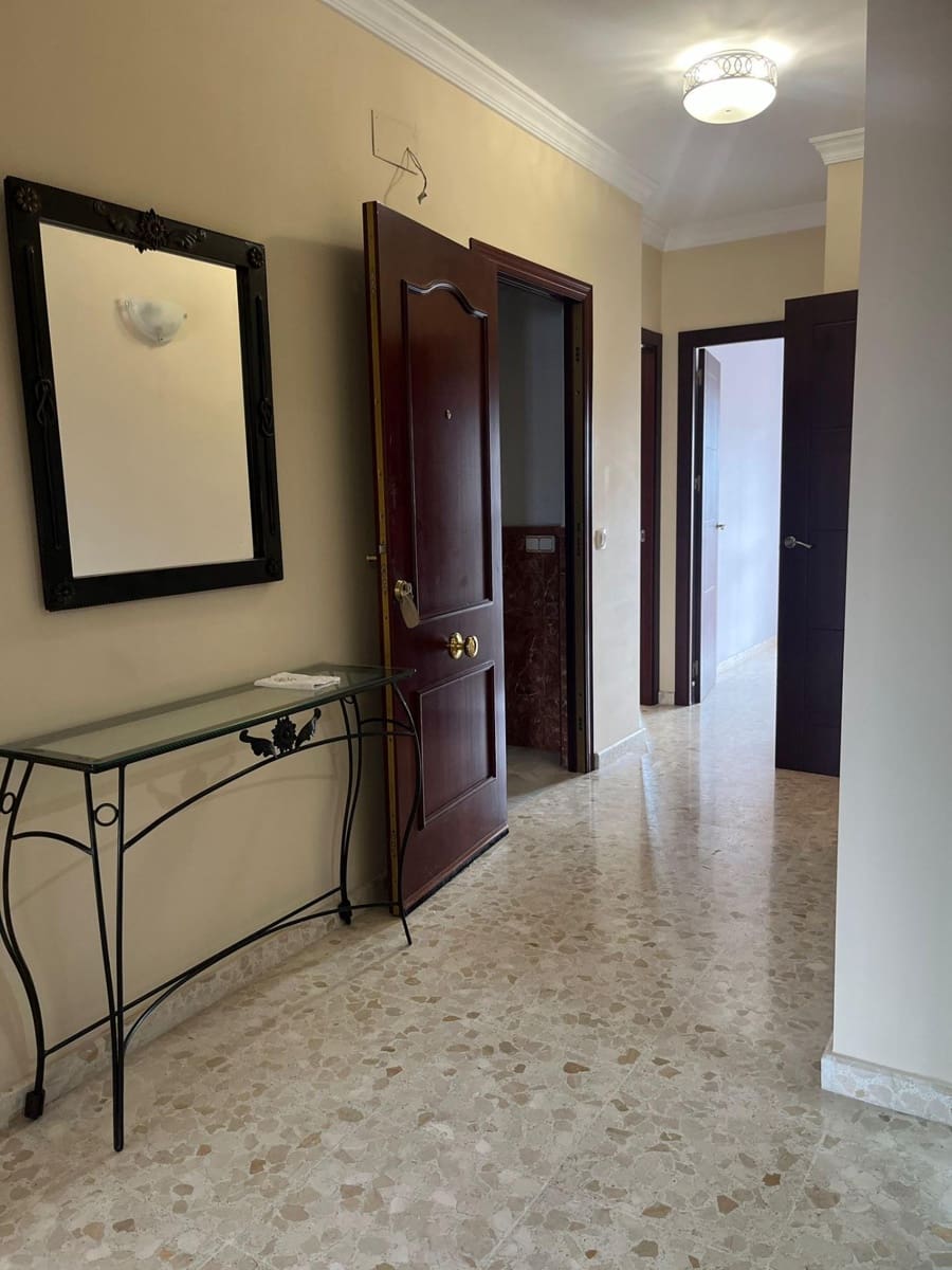 3 bedroom Flat for rent in Dos Hermanas - € 850 (Ref: 9608139)