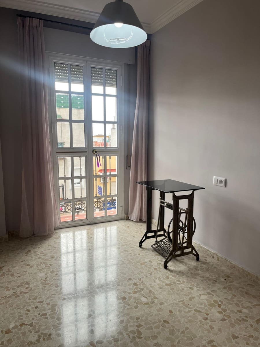 3 bedroom Flat for rent in Dos Hermanas - € 850 (Ref: 9608139)