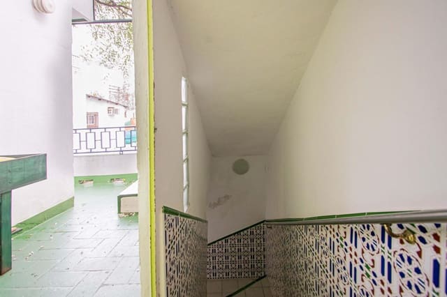 5 bedroom Apartment for sale in San Jerónimo, Seville city - € 250,000 (Ref: 9611611)