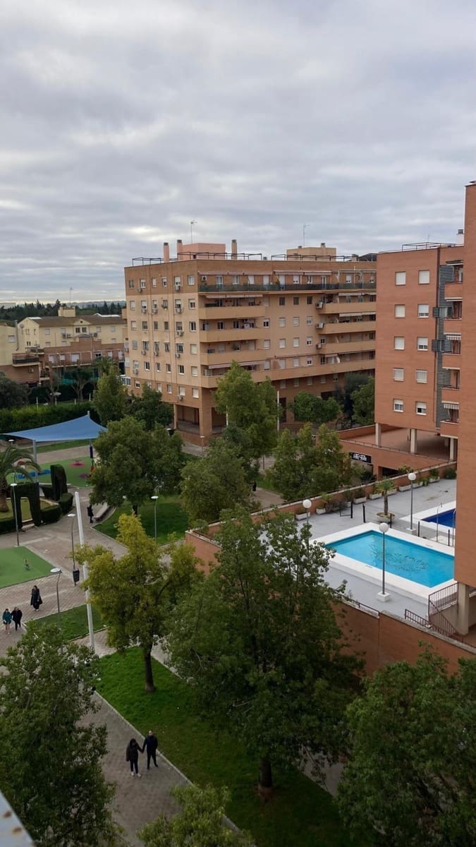 2 soveværelse Lejlighed til leje i Sevilla by med swimmingpool - € 980 (Ref: 9615565)