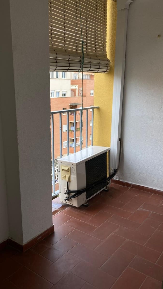 2 soveværelse Lejlighed til leje i Sevilla by med swimmingpool - € 980 (Ref: 9615565)