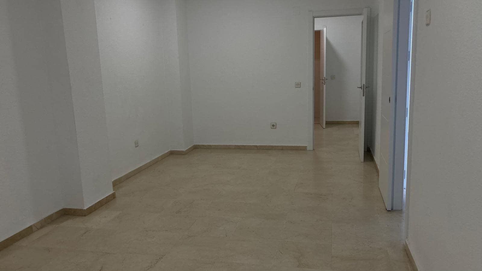 2 soveværelse Lejlighed til leje i Sevilla by med swimmingpool - € 980 (Ref: 9615565)