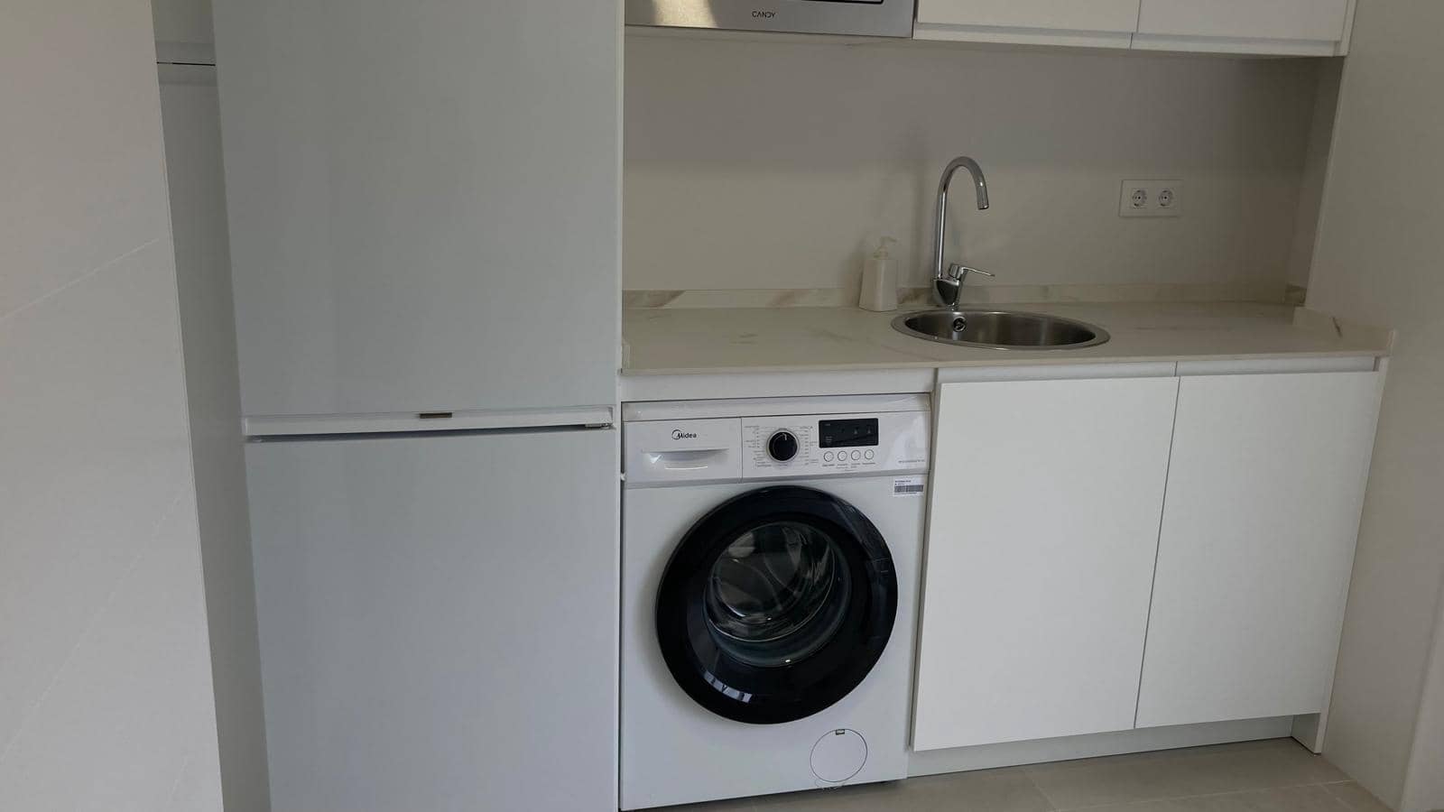 2 soveværelse Lejlighed til leje i Sevilla by med swimmingpool - € 980 (Ref: 9615565)