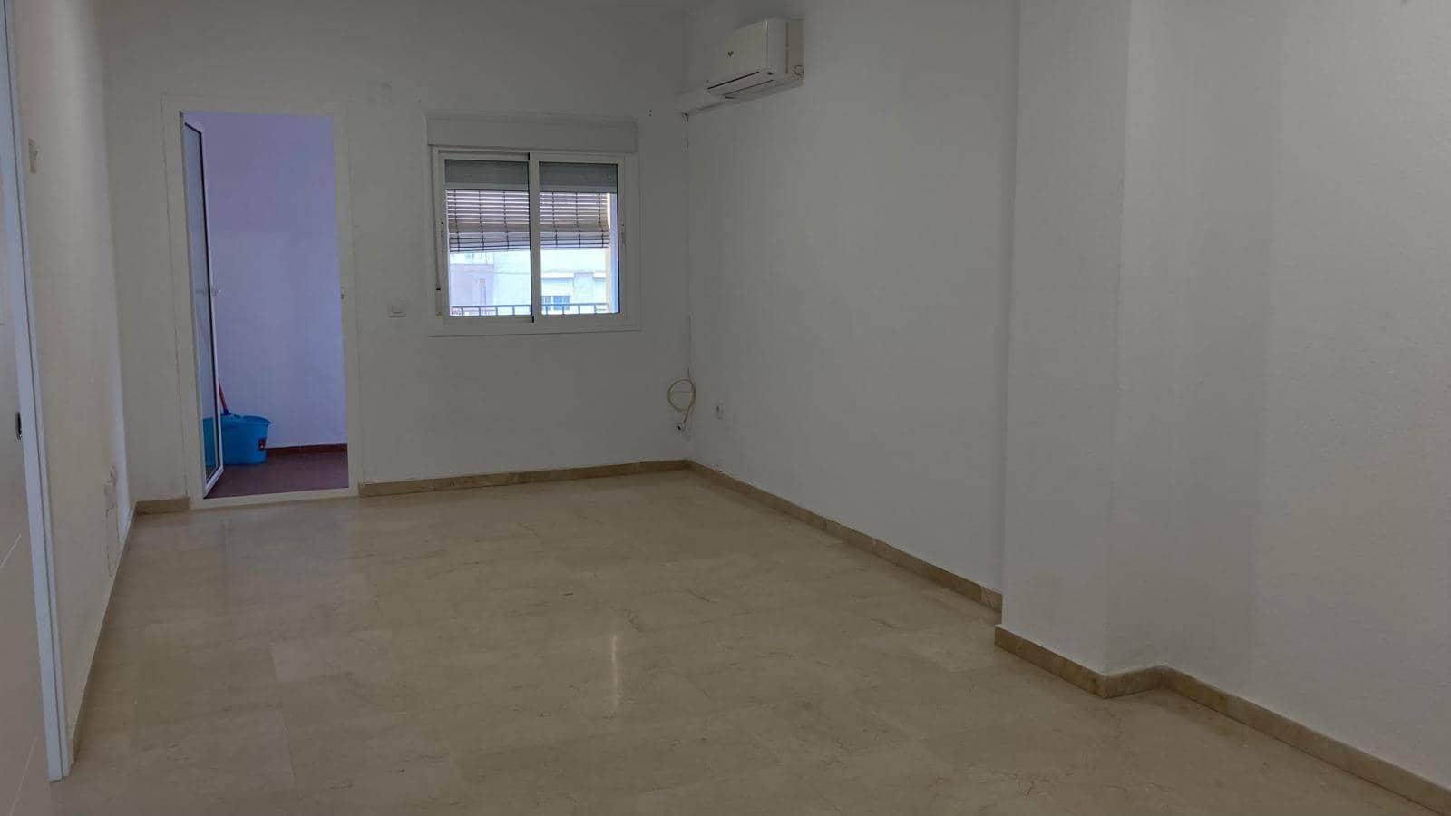 2 soveværelse Lejlighed til leje i Sevilla by med swimmingpool - € 980 (Ref: 9615565)