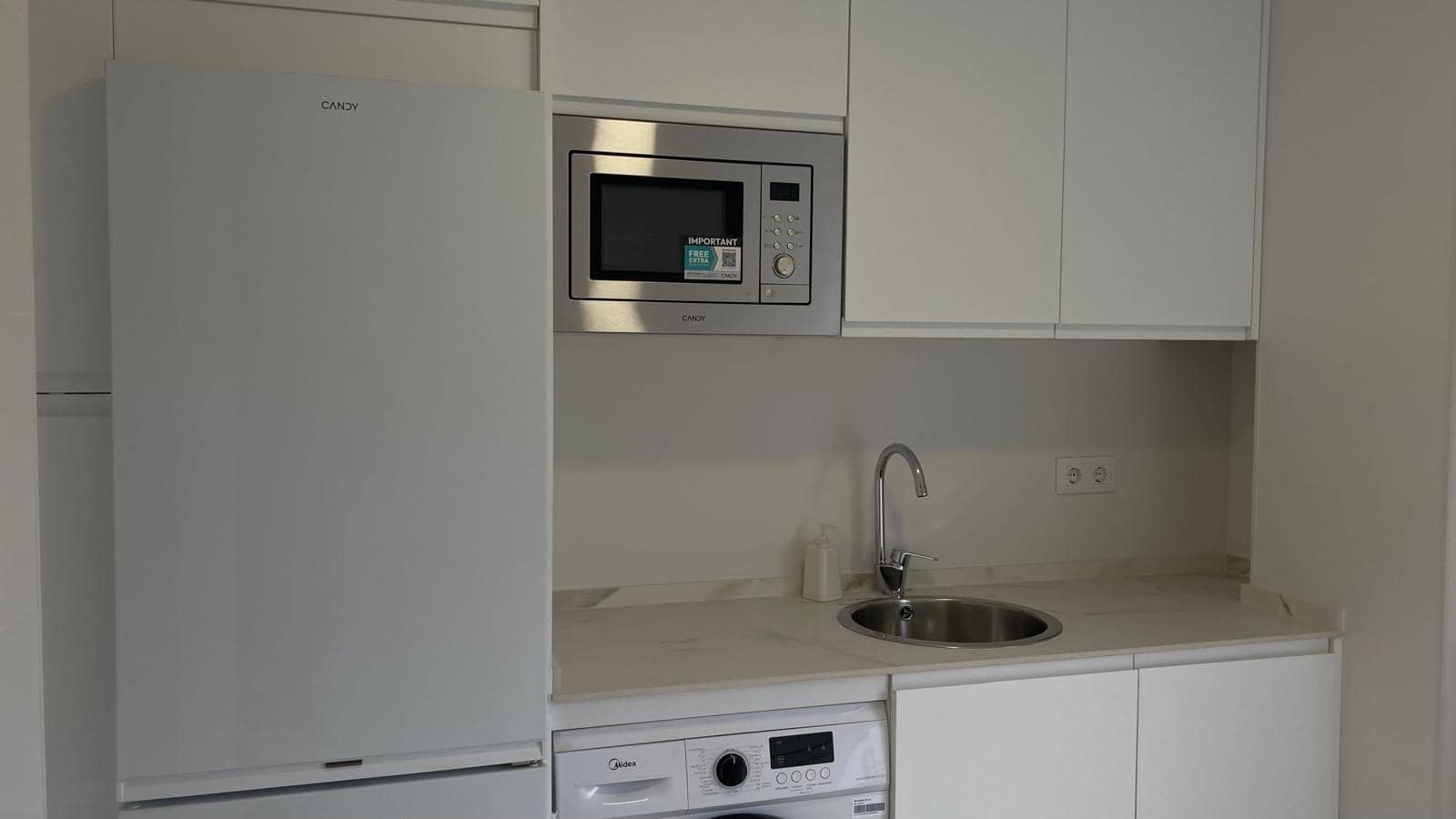 2 soveværelse Lejlighed til leje i Sevilla by med swimmingpool - € 980 (Ref: 9615565)