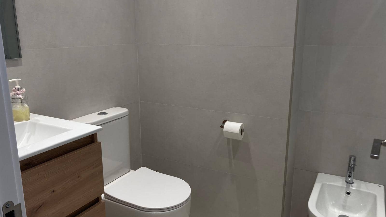 2 soveværelse Lejlighed til leje i Sevilla by med swimmingpool - € 980 (Ref: 9615565)