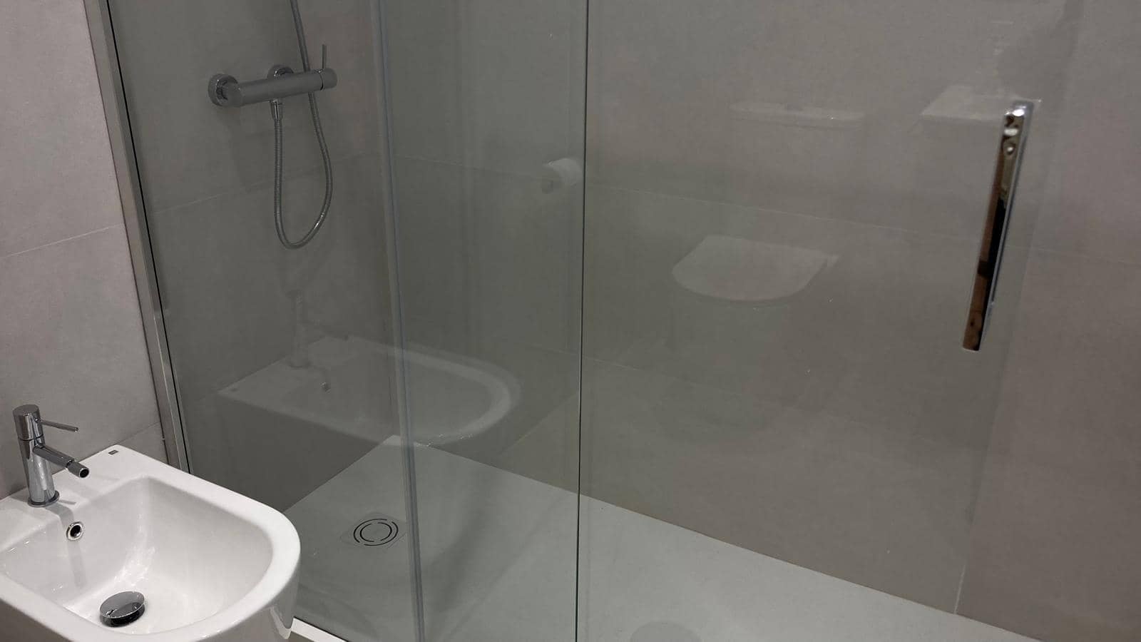 2 soveværelse Lejlighed til leje i Sevilla by med swimmingpool - € 980 (Ref: 9615565)