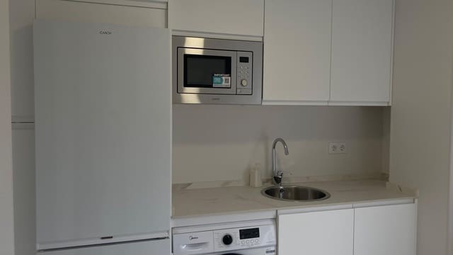 2 soveværelse Lejlighed til leje i Sevilla by med swimmingpool - € 980 (Ref: 9615565)