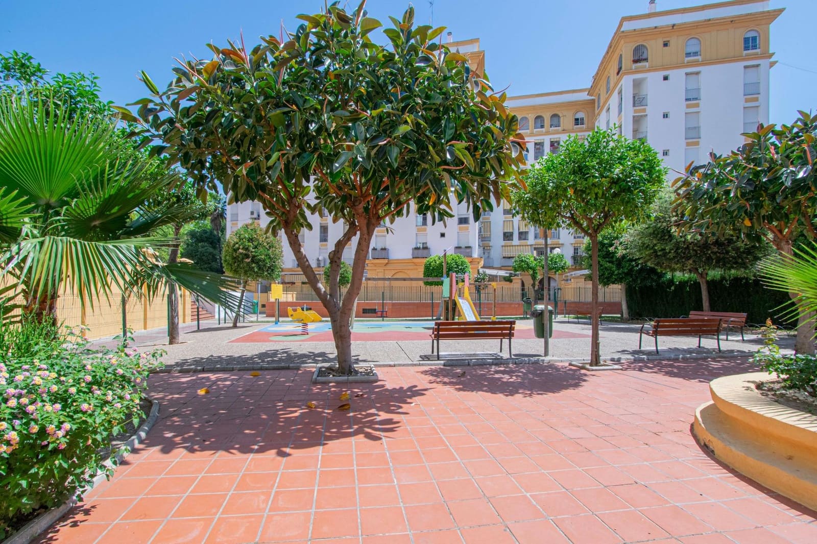 2 soveværelse Lejlighed til leje i Sevilla by med swimmingpool - € 980 (Ref: 9615565)