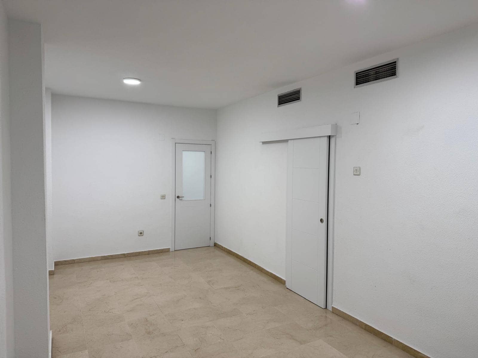 2 bedroom Flat for rent in Seville city with pool - € 980 (Ref: 9615565)