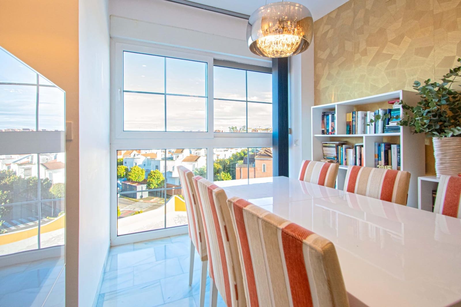 4 bedroom Flat for sale in Seville city with garage - € 350,000 (Ref: 9625763)