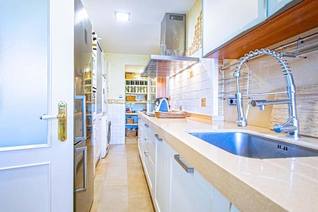 4 soveværelse Lejlighed til salg i Sevilla by med garage - € 350.000 (Ref: 9625763)