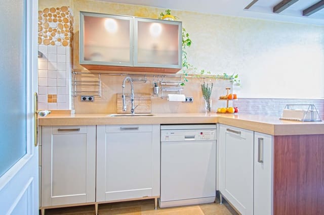 4 soveværelse Lejlighed til salg i Sevilla by med garage - € 350.000 (Ref: 9625763)