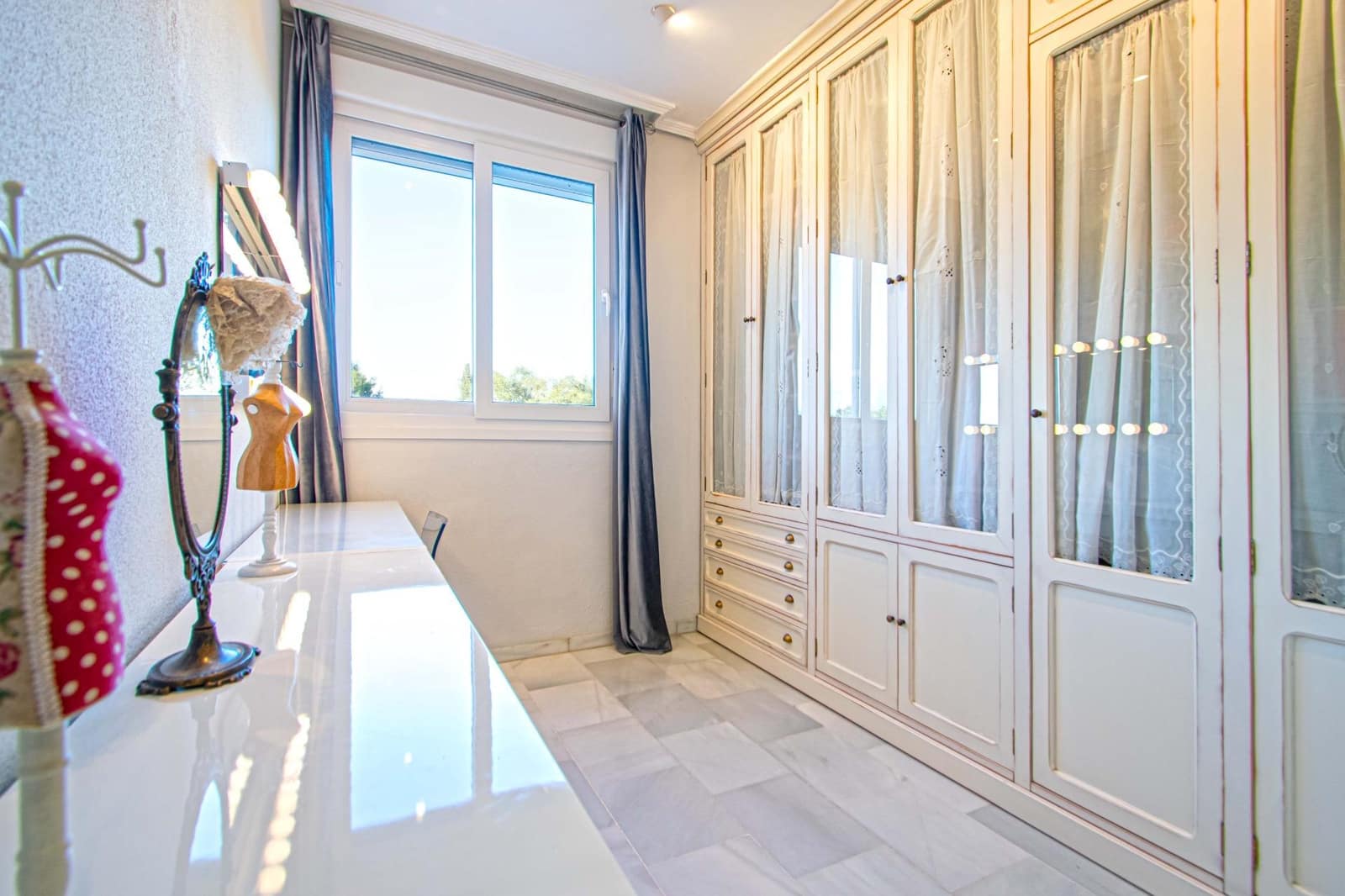 4 bedroom Flat for sale in Seville city with garage - € 350,000 (Ref: 9625763)