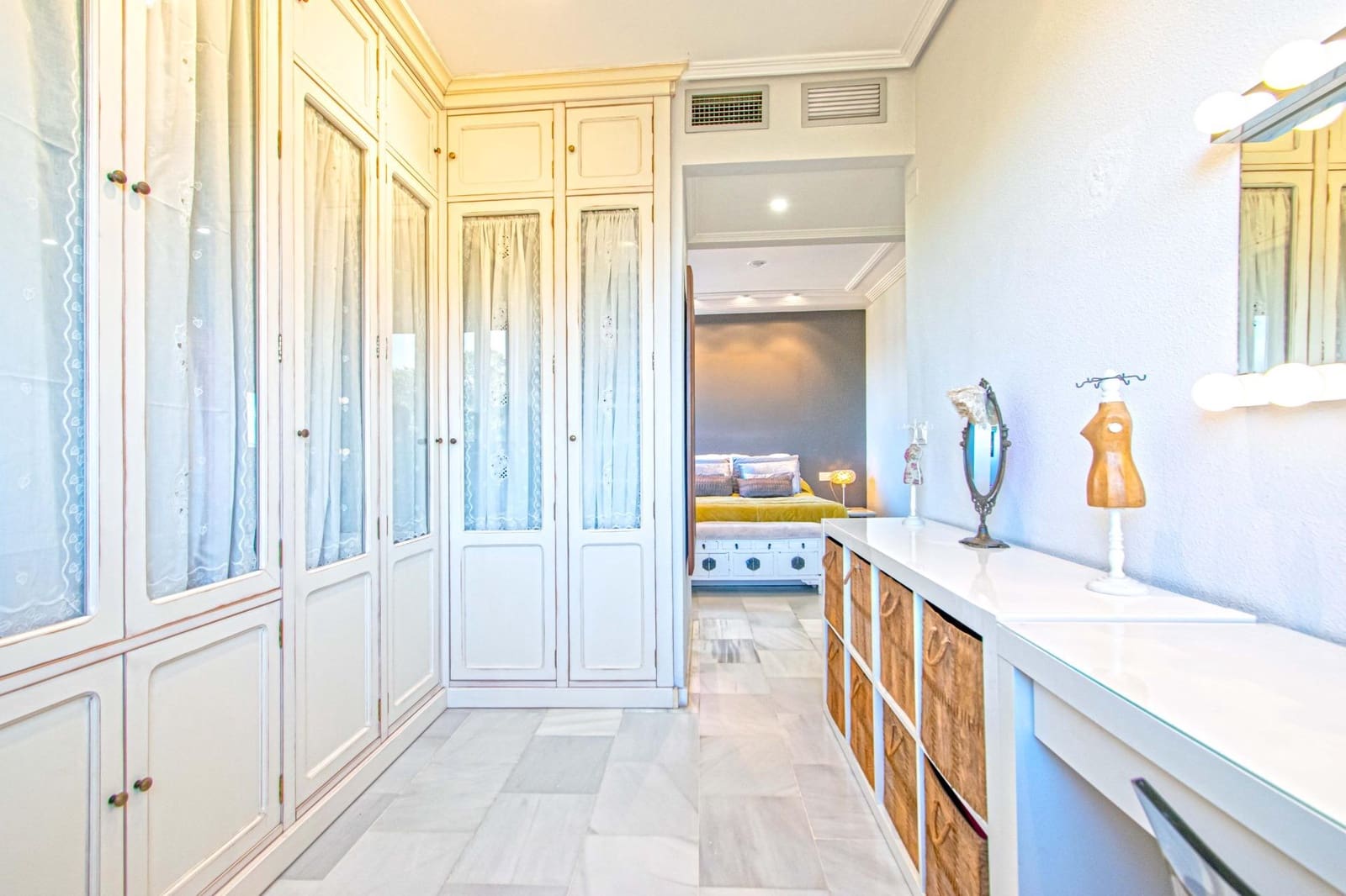 4 bedroom Flat for sale in Seville city with garage - € 350,000 (Ref: 9625763)