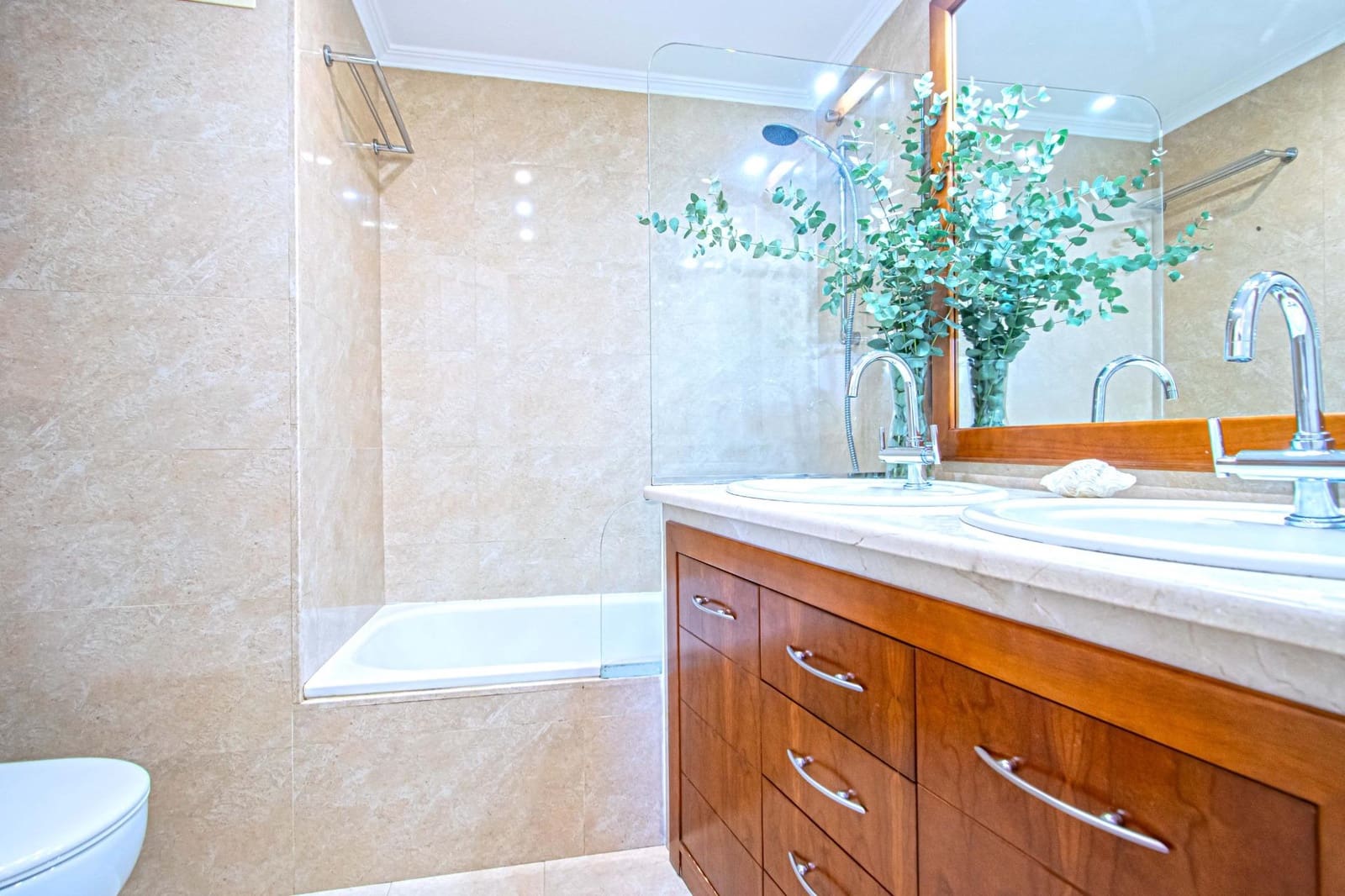 4 bedroom Flat for sale in Seville city with garage - € 350,000 (Ref: 9625763)