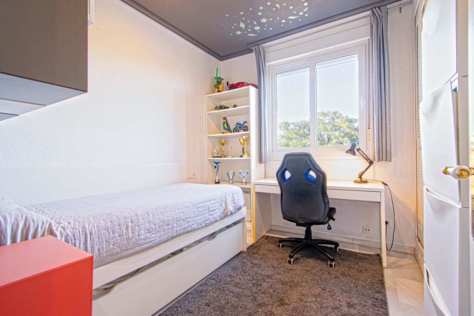 4 bedroom Flat for sale in Seville city with garage - € 350,000 (Ref: 9625763)