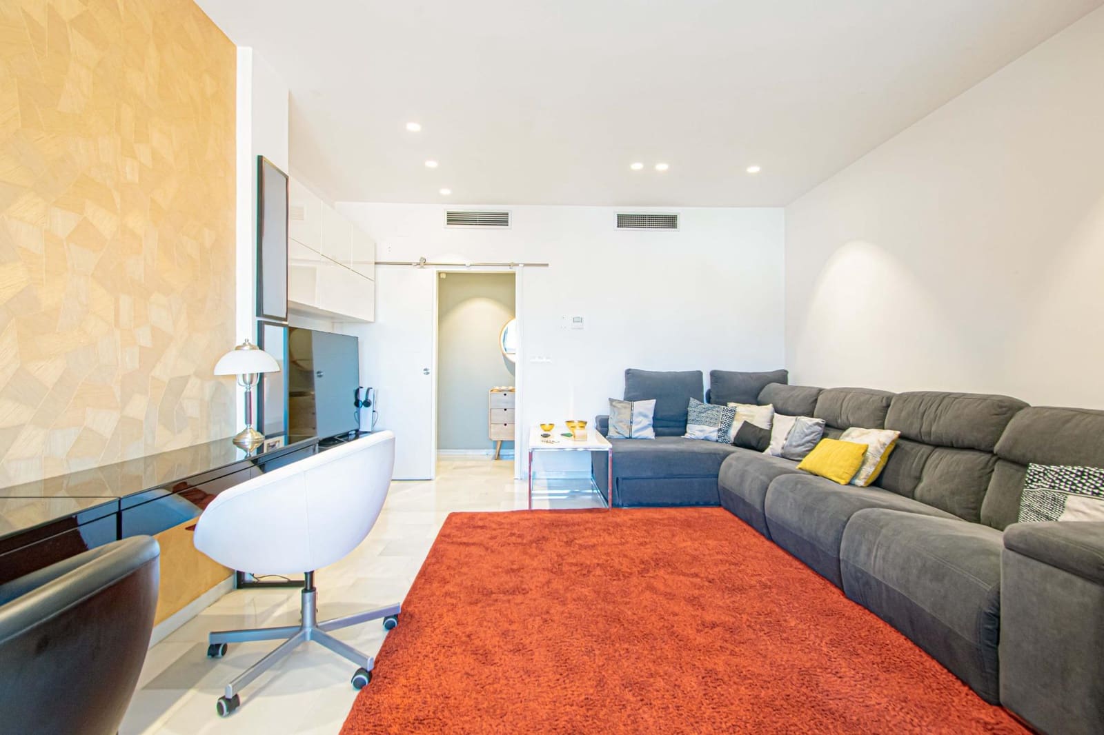 4 bedroom Flat for sale in Seville city with garage - € 350,000 (Ref: 9625763)