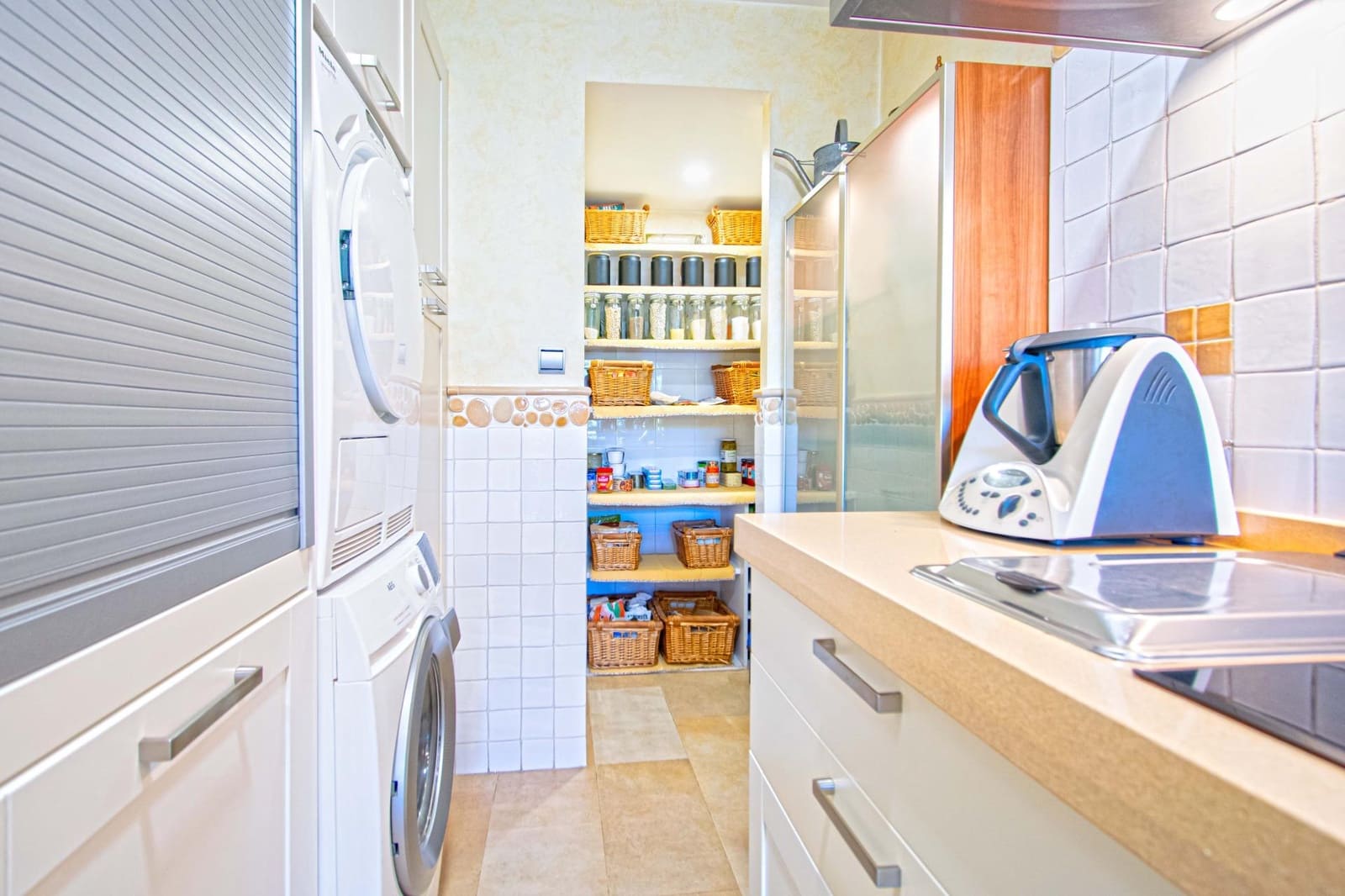 4 bedroom Flat for sale in Seville city with garage - € 350,000 (Ref: 9625763)