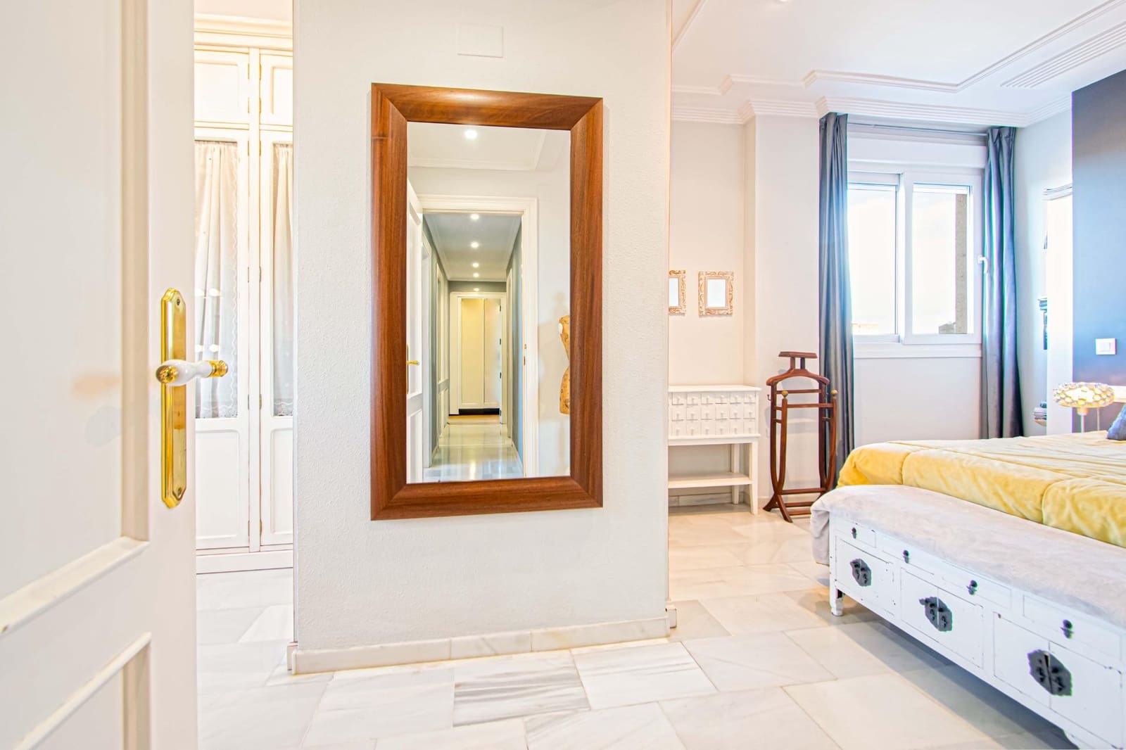 4 bedroom Flat for sale in Seville city with garage - € 350,000 (Ref: 9625763)