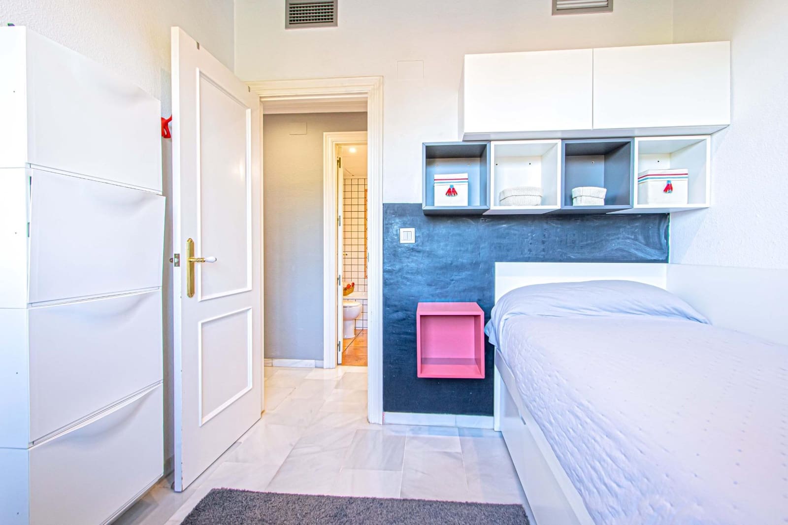 4 bedroom Flat for sale in Seville city with garage - € 350,000 (Ref: 9625763)